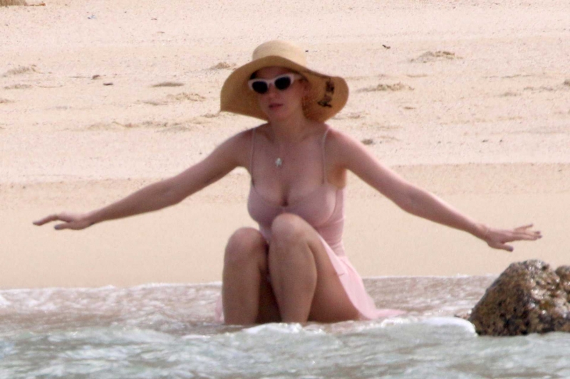 Katy Perry pembe tülle plajda