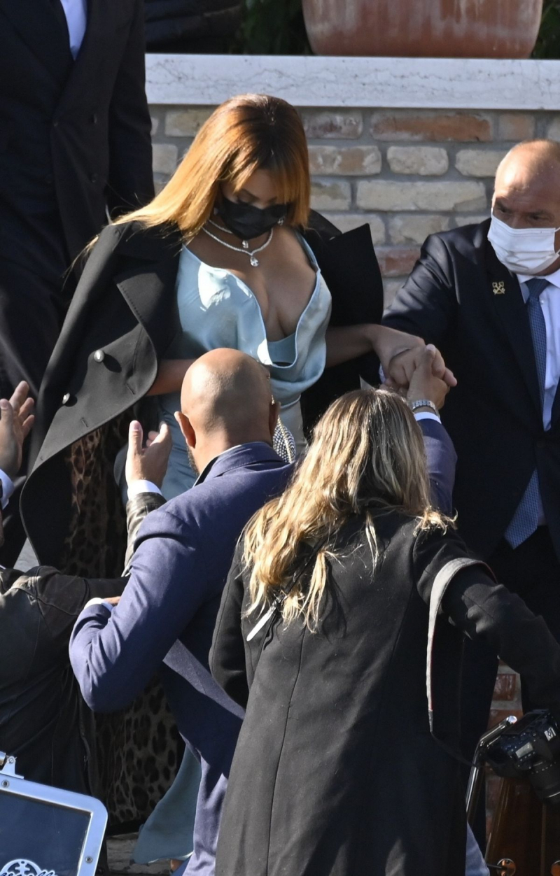 Beyonce yırtmaçlı elbiseyle Venedik'te