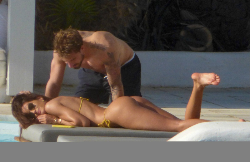 Izabel Goulart sarı bikiniyle havuzda