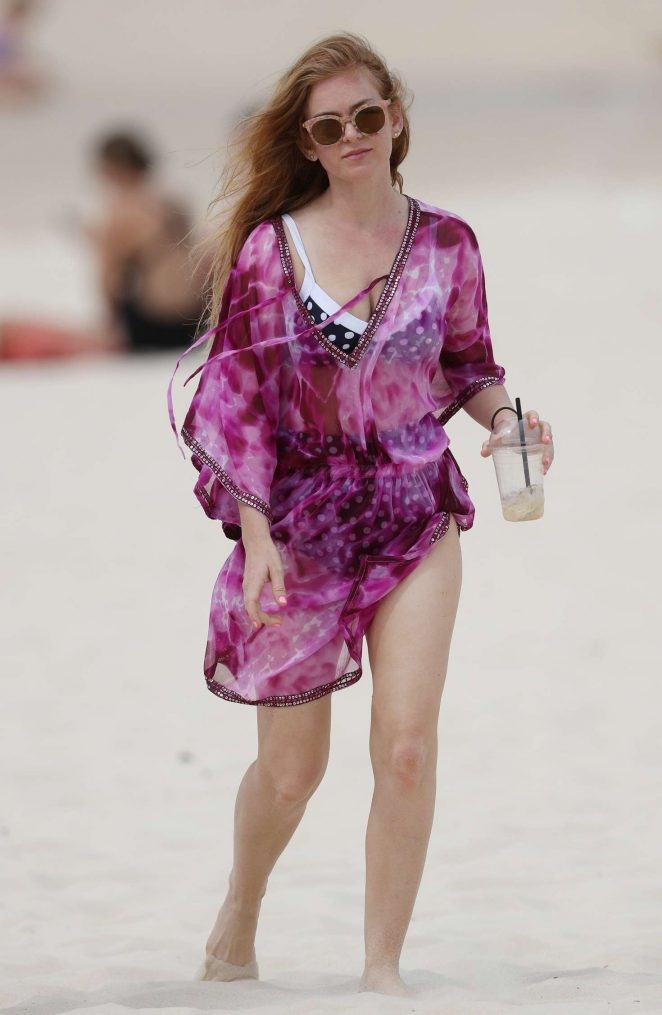 Isla Fisher bikiniyle plajda