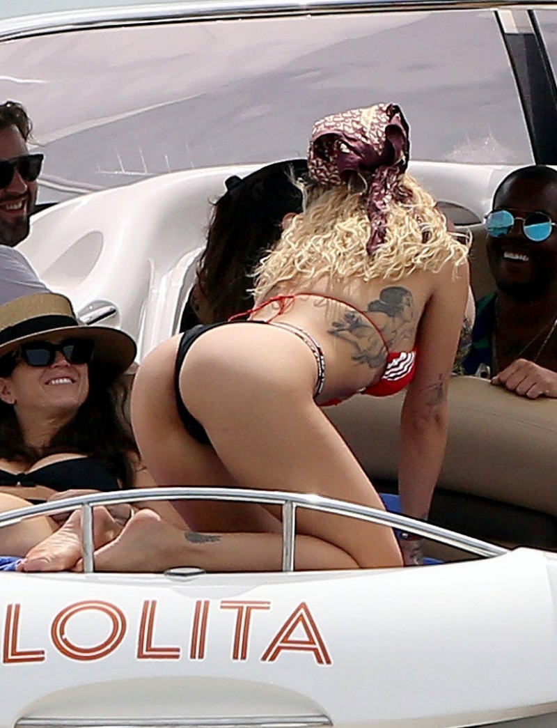 Rita Ora tanga bikini ile teknede. 