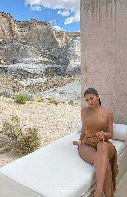 Kylie Jenner yırtmaçlı uzun elbiseyle