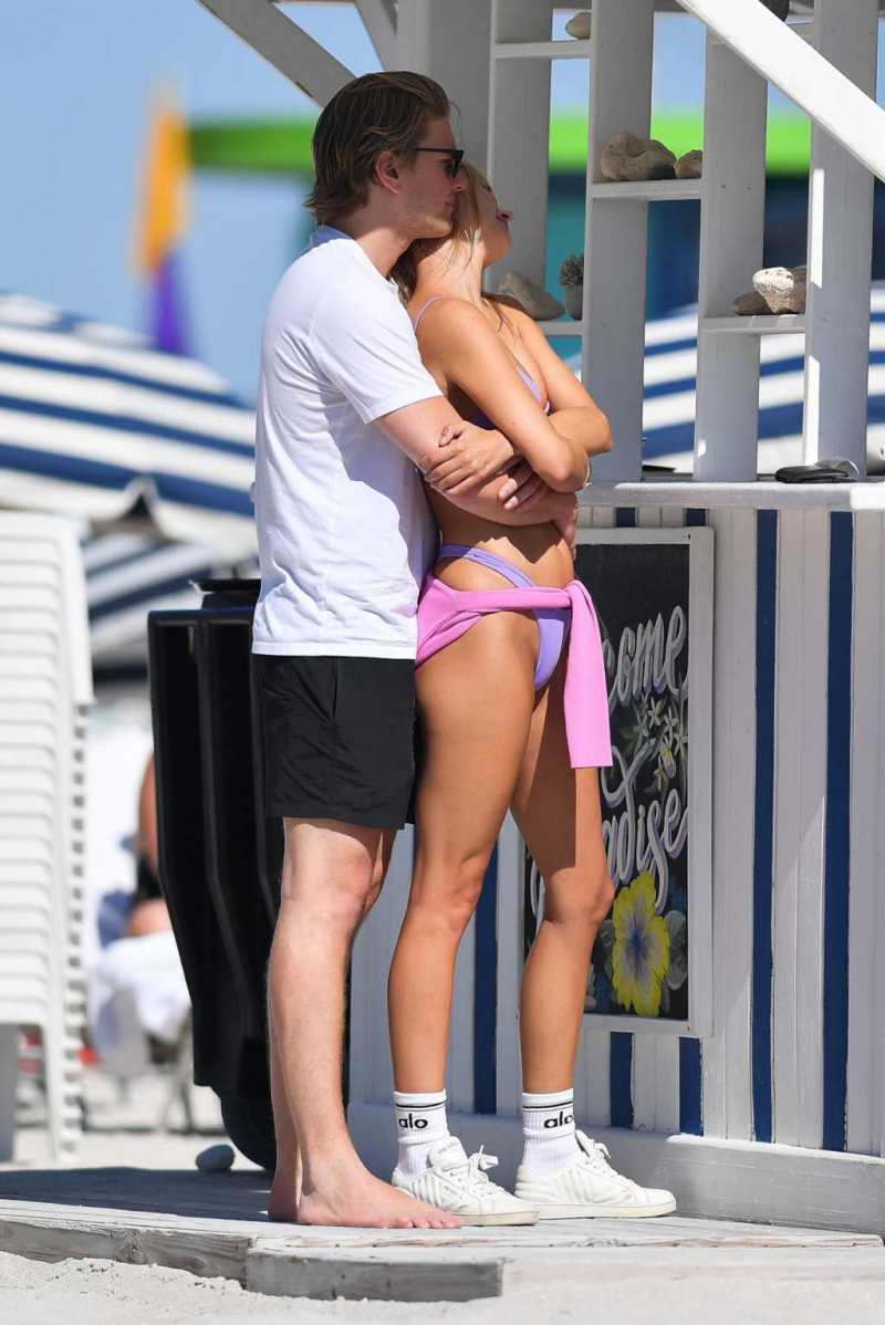 Kimberley Garner bikini ile Miami plajında 24/01/2021