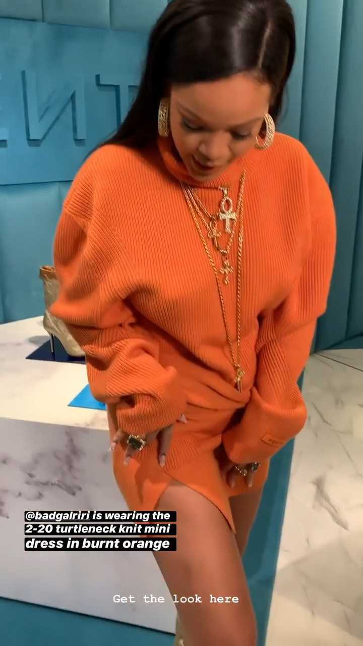 Rihanna turuncu mini elbiseyle 