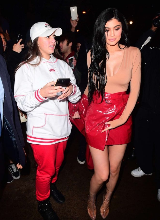 Kylie Jenner kırmızı mini etek ile