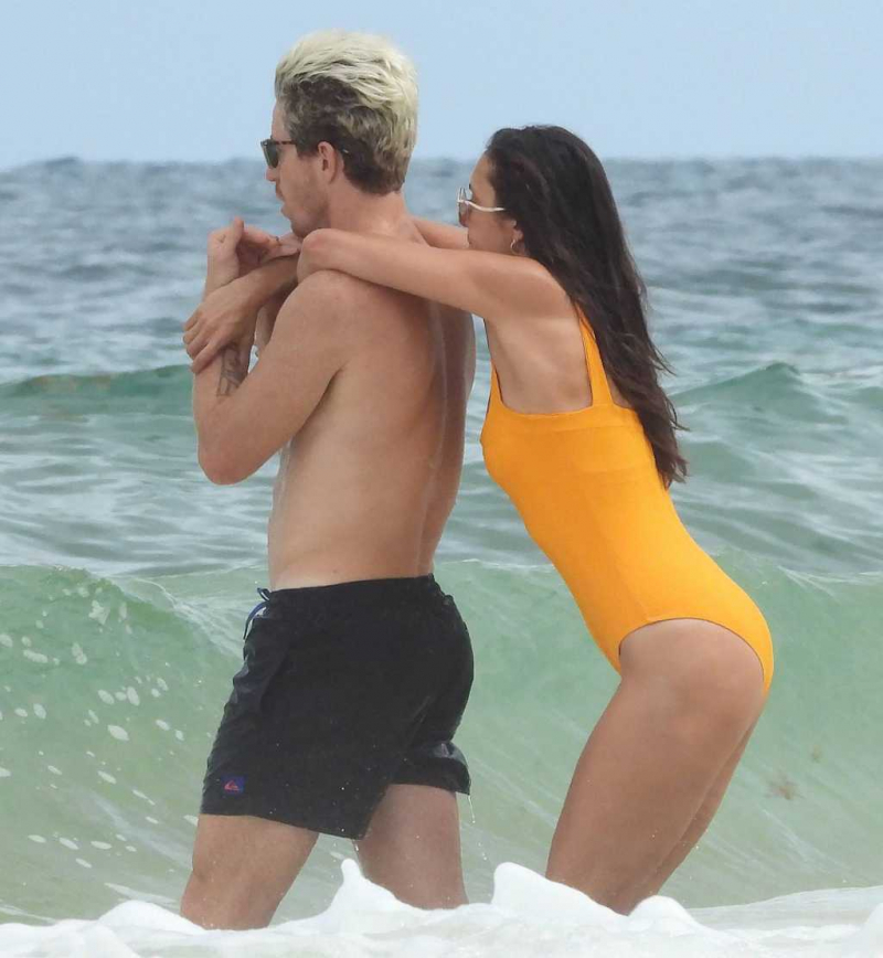 Nina Dobrev turuncu bikini ile Tulum plajında