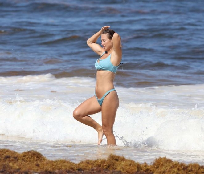 Stefanie Knight mavi bikiniyle denizde