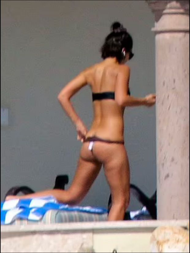 Jessica Alba bikiniyle Cabo San Lucas'da