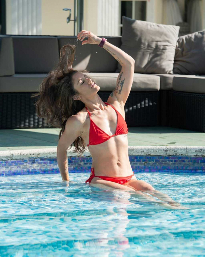 Katie Waissel kırmızı bikini ile havuzda