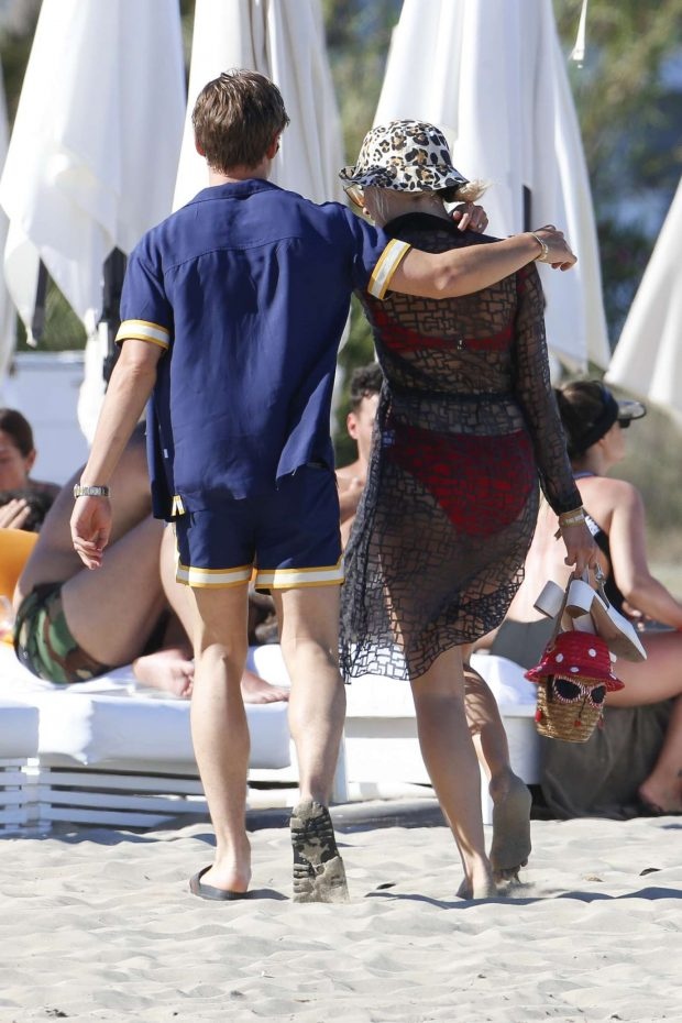 Pixie Lott kırmızı bikini ile Ibiza'da