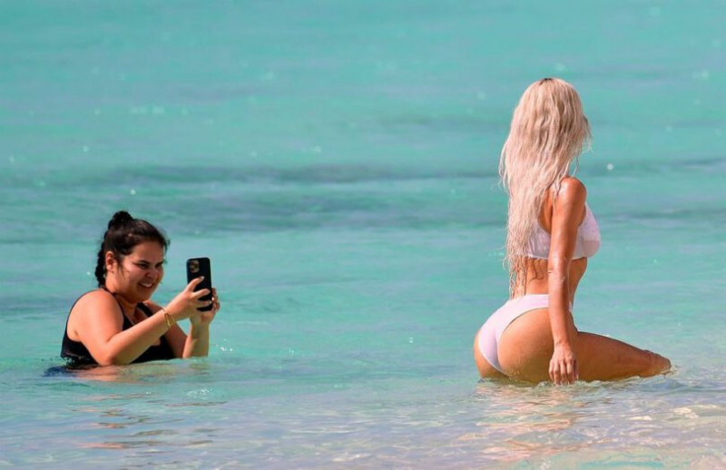 Kim Kardashian beyaz bikiniyle Turks ve Caicos Adalarında