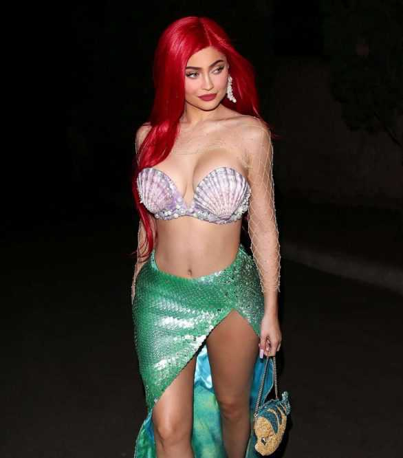 Kylie Jenner kızıl saçla Halloween partide