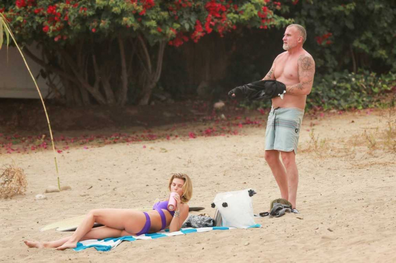 AnnaLynne McCord bikini ile Huntington plajında