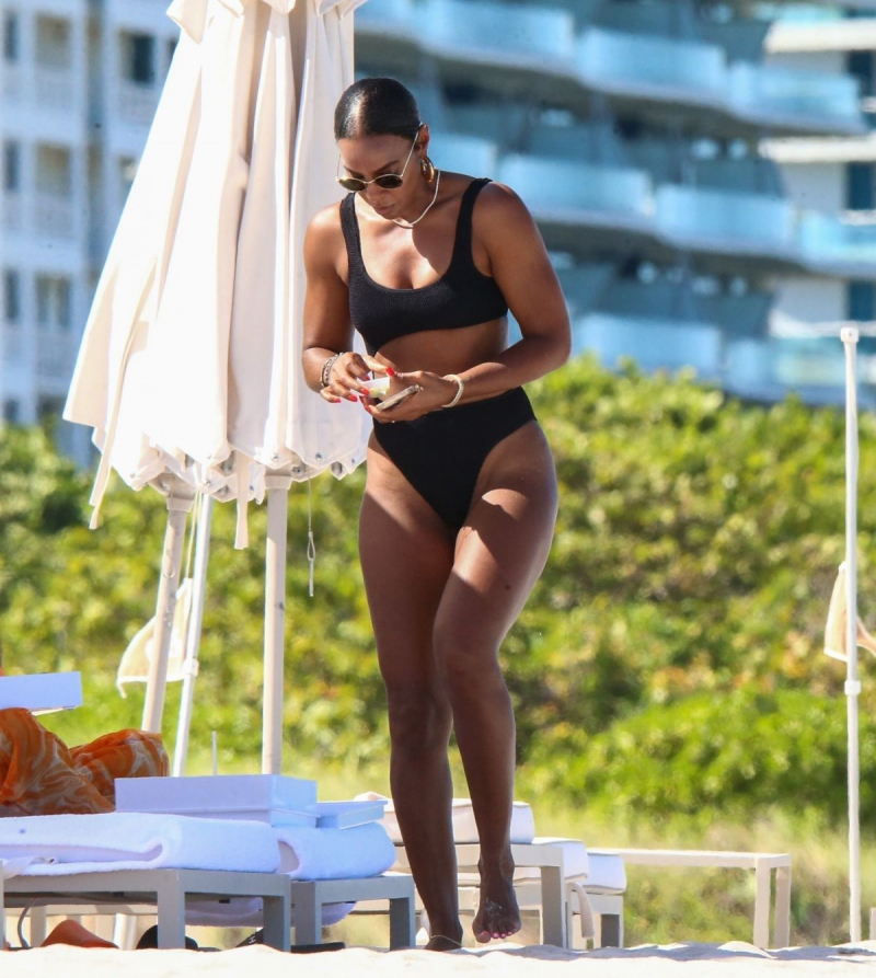 Kelly Rowland bikiniyle Miami plajında