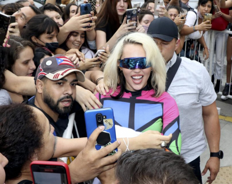 Miley Cyrus mini tayt tulumla Buenos Aires'de