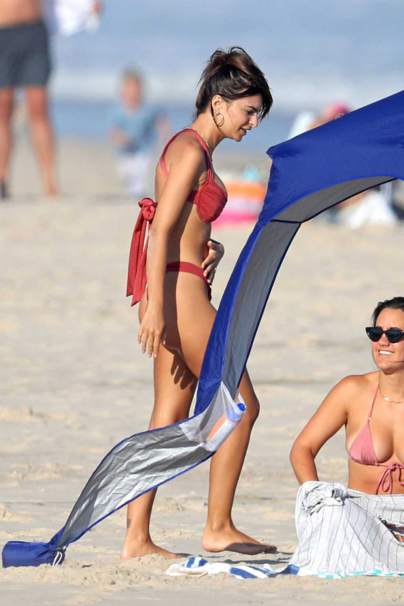 Emily Ratajkowski kırmızı bikini ile Hamptons plajında