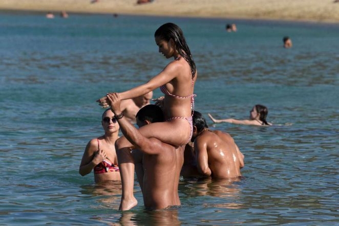 Amy Jackson bikiniyle plajda