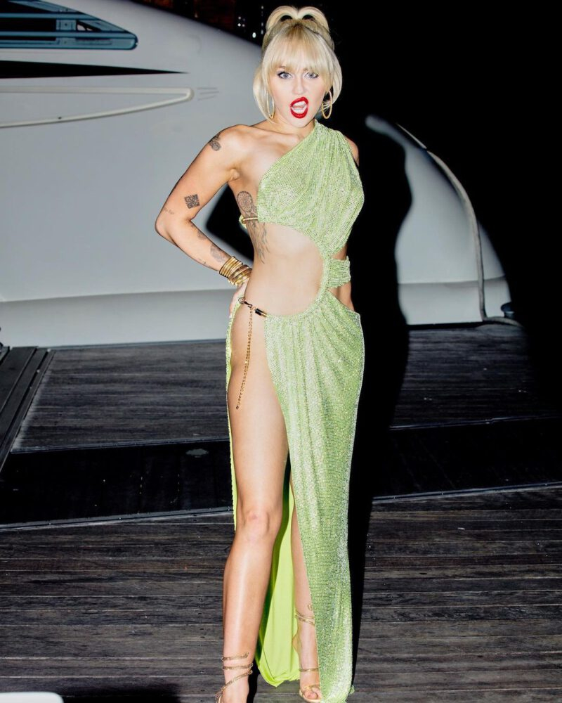 Miley Cyrus yeşil elbiseyle etkinlikte