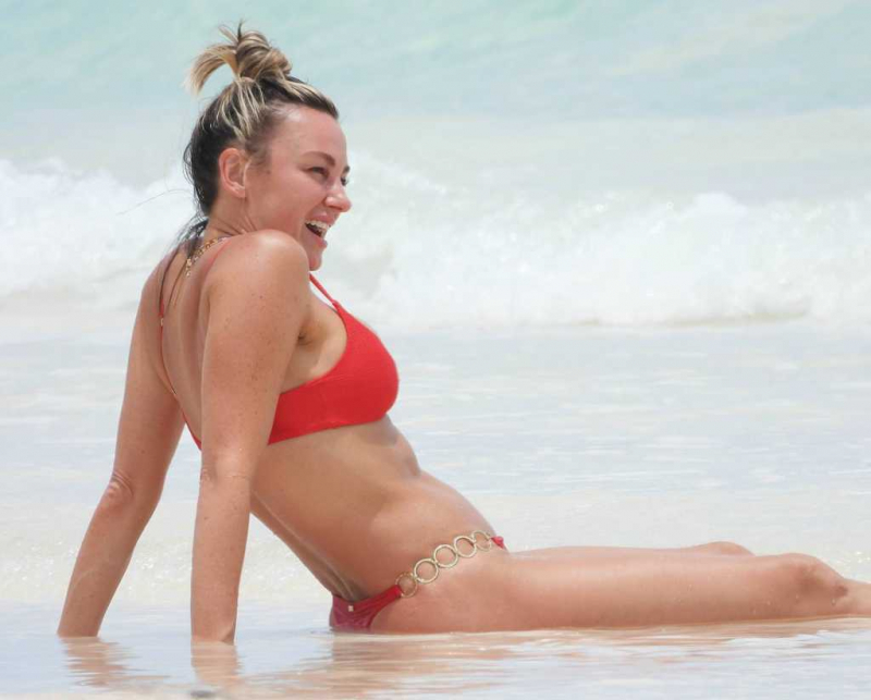 Amber Nichole Miller kırmızı bikini ile plajda
