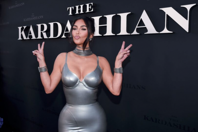 Kim Kardashian The Kardashians prömiyerinde