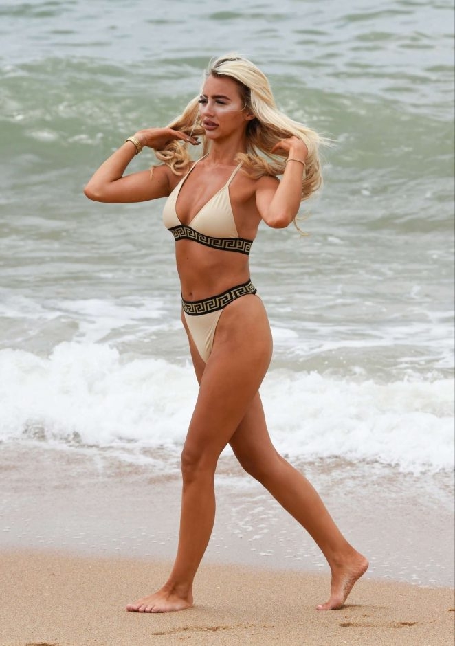 Isabelle Warburton bikini ile Portekiz plajında