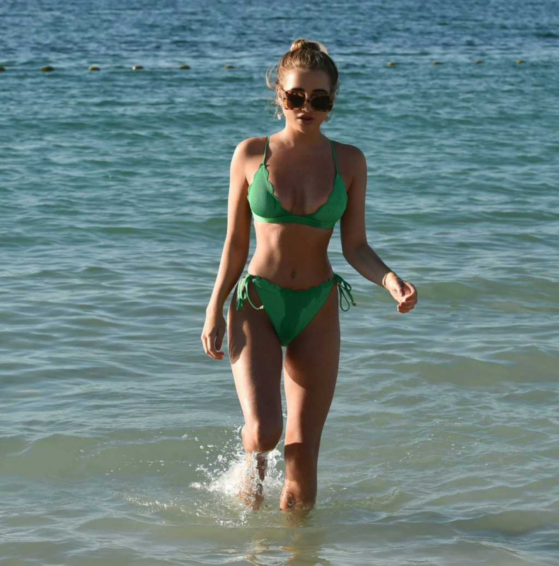 Georgia Harrison yeşil bikini ile Dubai'de