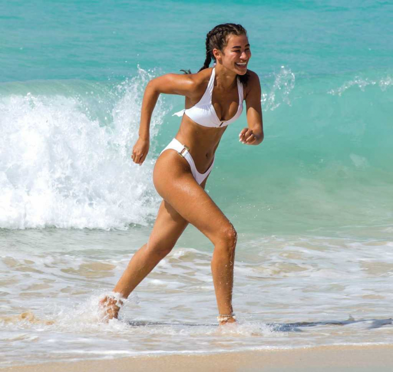 Montana Brown beyaz bikini ile Barbados plajında 05/01/2021