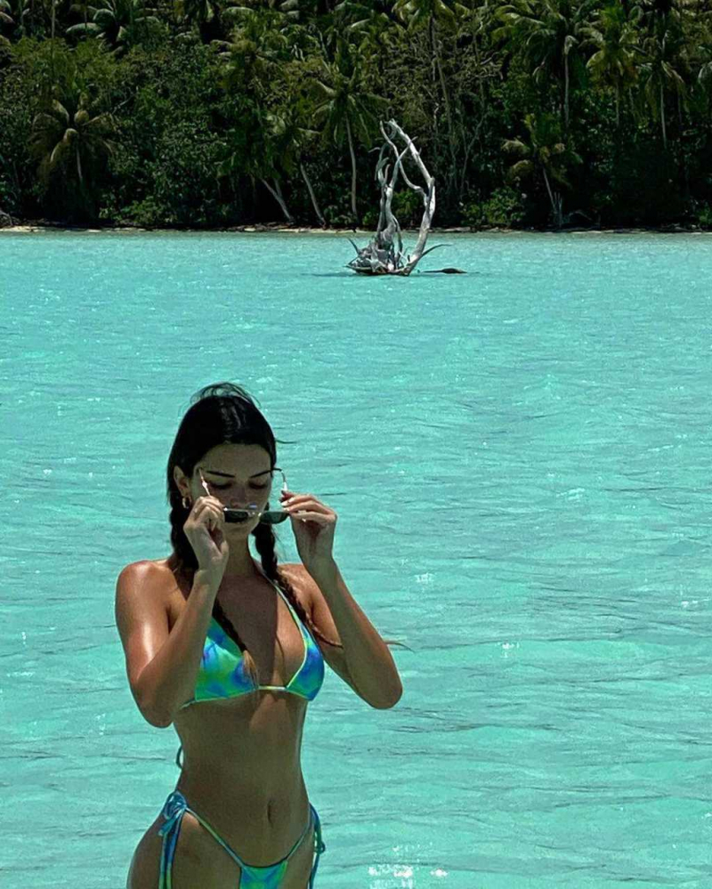 Kendall Jenner tanga bikini ile denizde