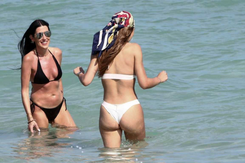Amelia Gray Hamlin beyaz bikini ile Miami'de