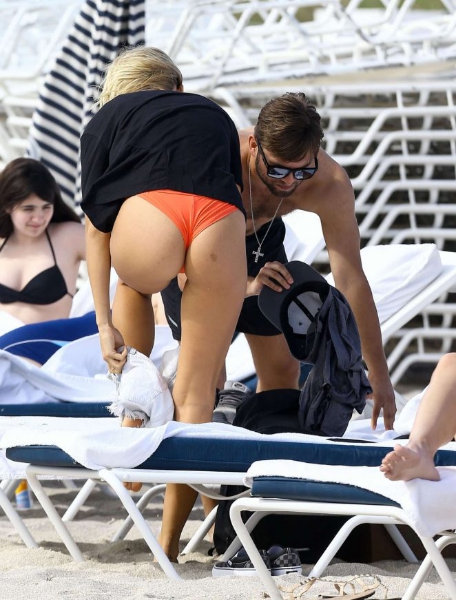 Selena Weber turuncu bikinisiyle Miami plajında