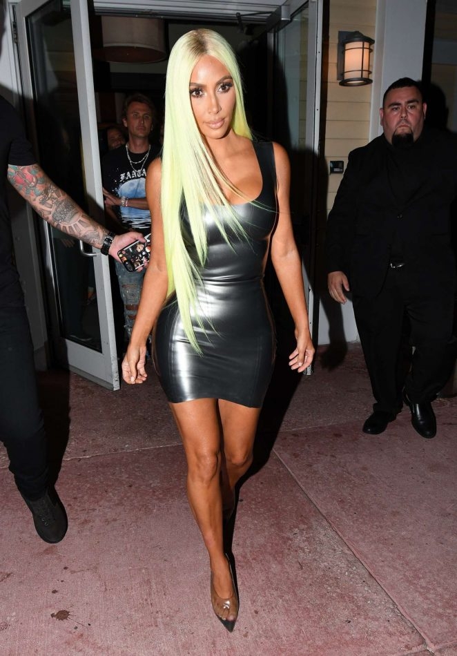 Kim Kardashian mini elbiseyle Miami'de