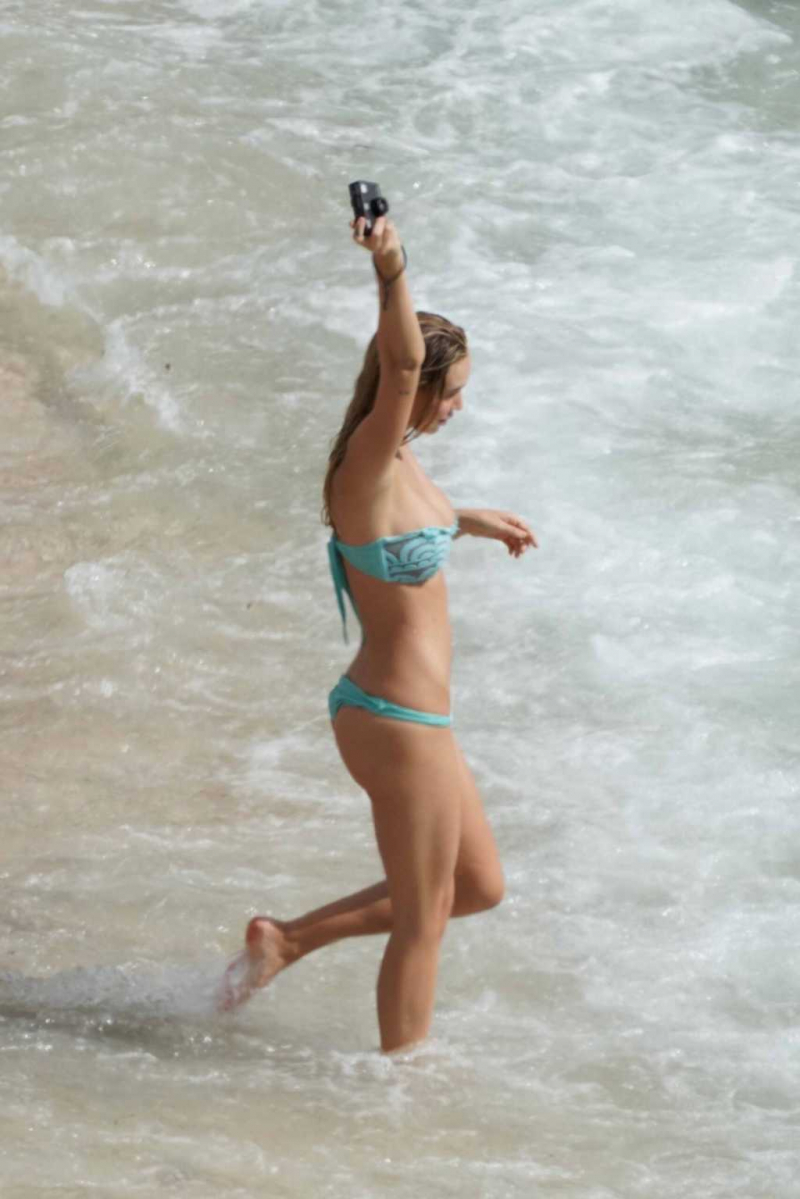 Alexis Ren tanga bikini ile Shellona plajında