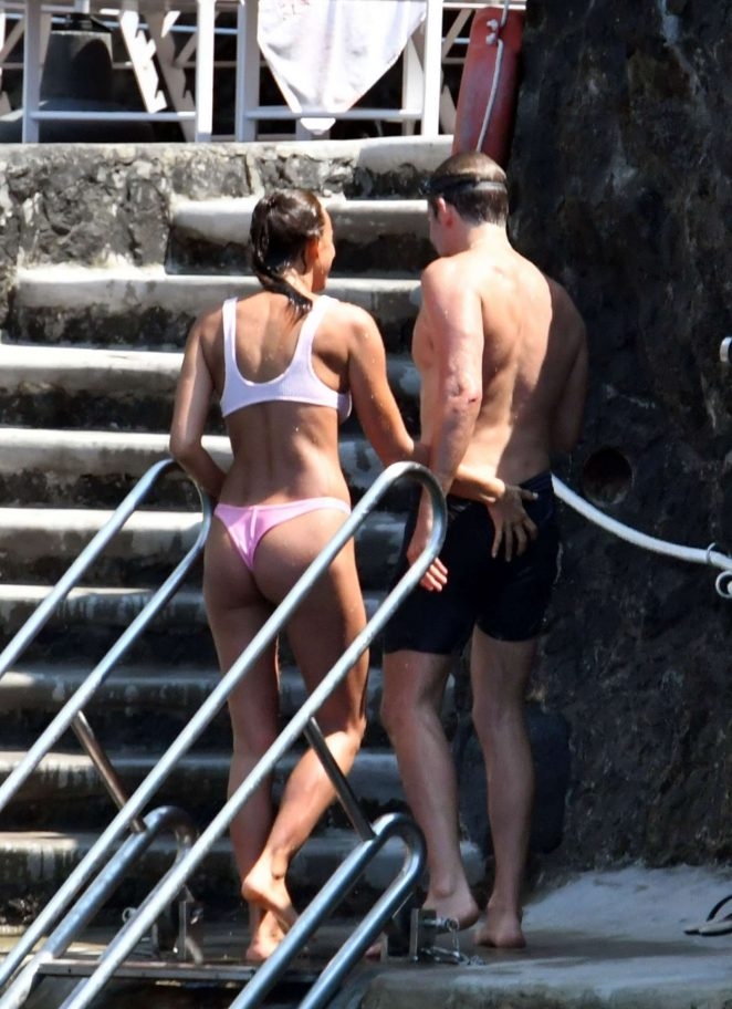 Irina Shayk pembe bikiniyle Positano'da