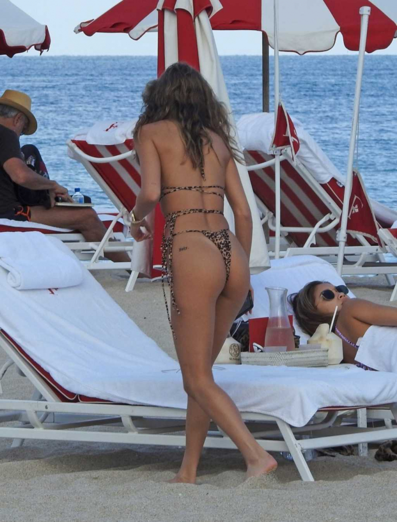 Chantel Jeffries leopar desenli bikiniyle Miami plajında