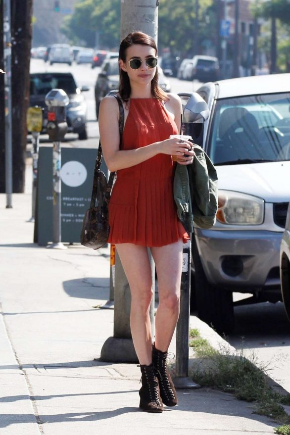 Emma Roberts kırmızı mini elbise ile  Los Feliz'de