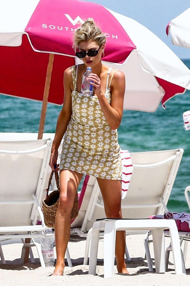 Charlotte McKinney mini elbise ile Malibu Bouth plajında