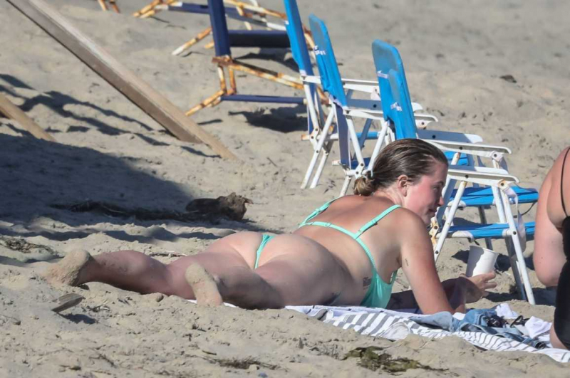 Ireland Baldwin yeşil bikiniyle plajda