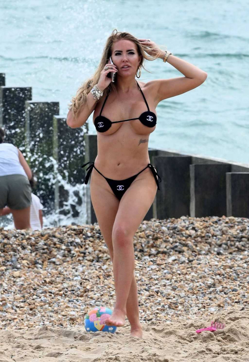 Aisleyne Horgan-Wallace bikini ile Bournemouth'da
