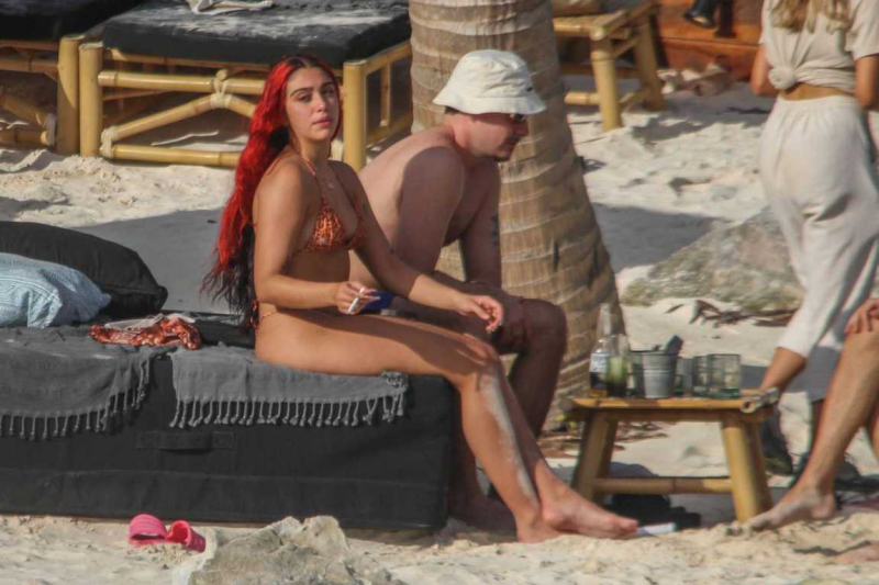 Lourdes Leon bikini ile Tulum plajında