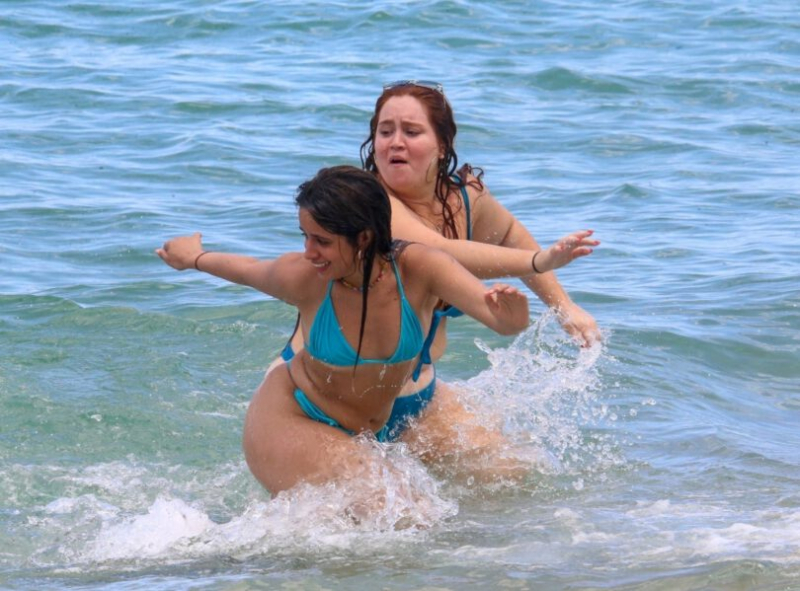 Camila Cabello bikiniyle Miami plajında 16/06/2022
