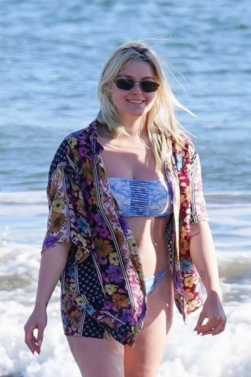 Ariel Winter bikini ile Santa Barbara'da