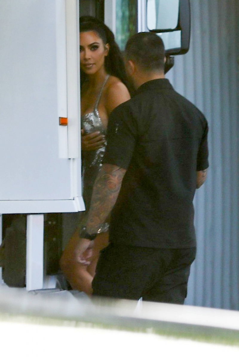 Kim Kardashian gri parlak elbise ile