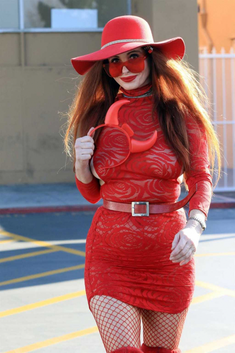 Phoebe Price kırmızı mini elbise ile Los Angeles'ta