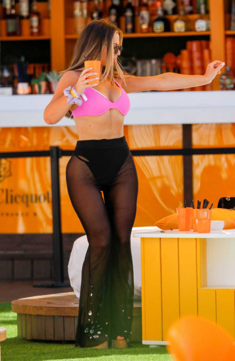 Holly Hagan transparan kostümüyle Ibiza'da