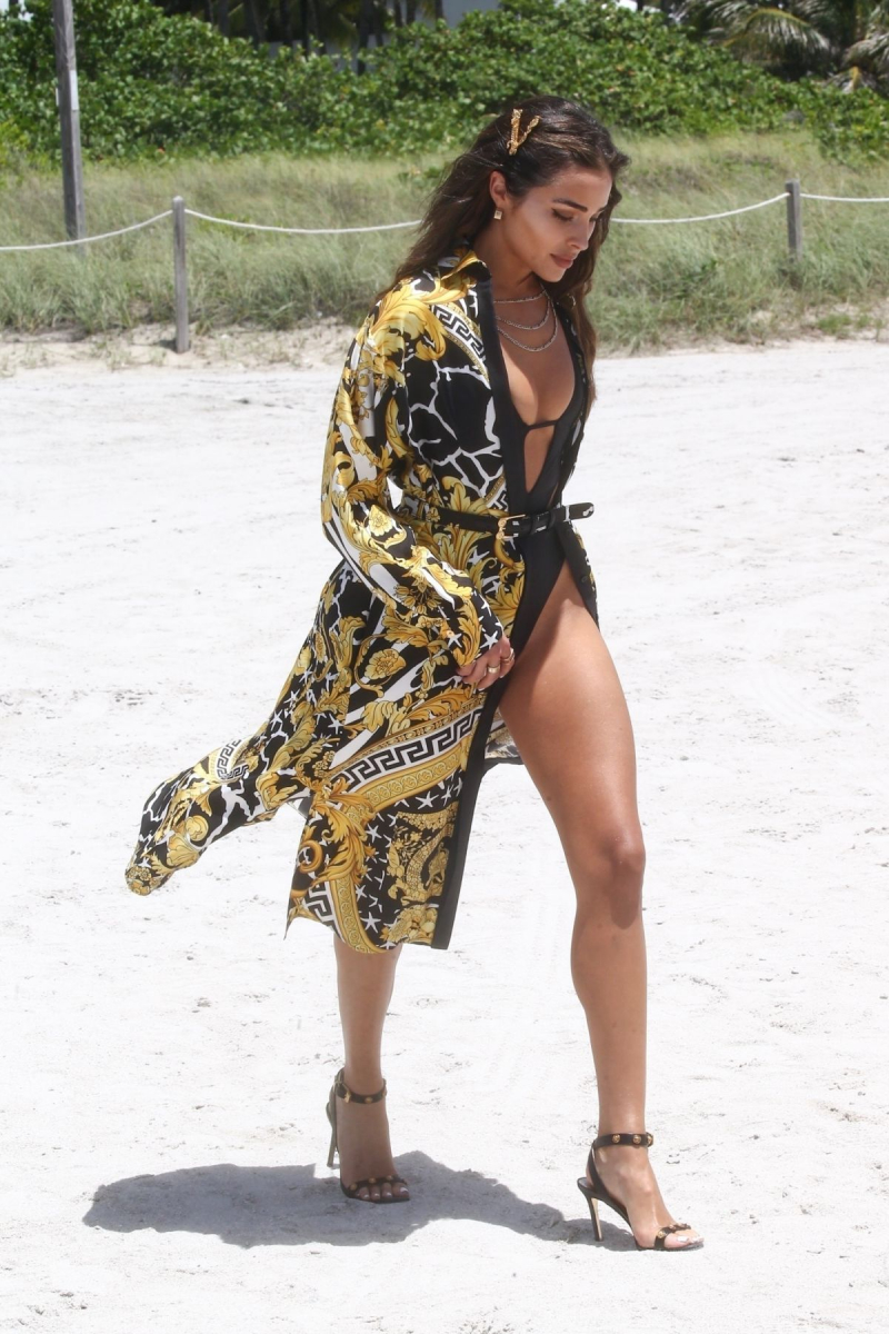 Olivia Culpo siyah mayo ile Miami plajında