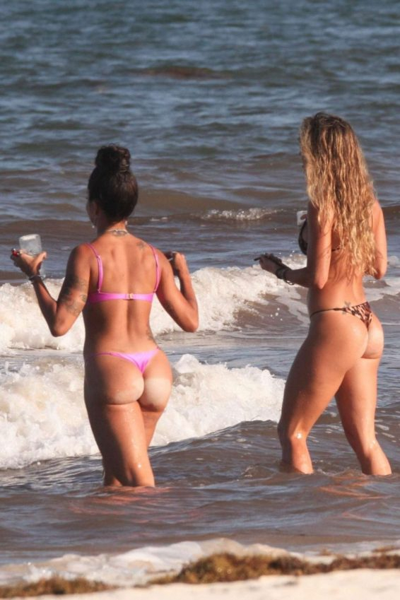 Aline Riscado  pembe bikini ile Tulum'da