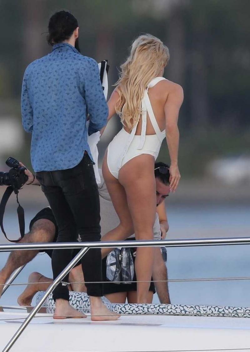Pamela Anderson beyaz mayo ile Avustralya'da