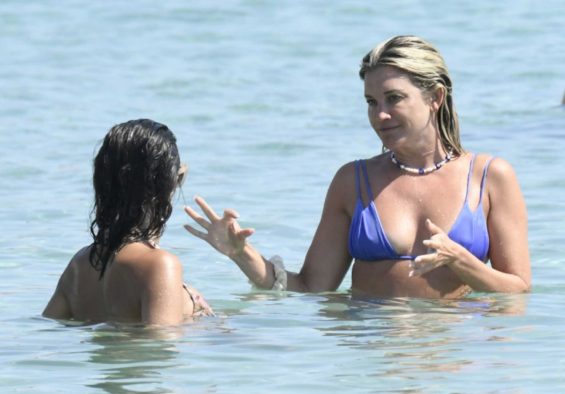 Ashley Roberts ve Janette Manrara bikiniyle Mykonos'ta