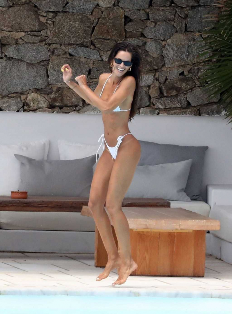 Izabel Goulart beyaz bikiniyle Mykonos tatilinde