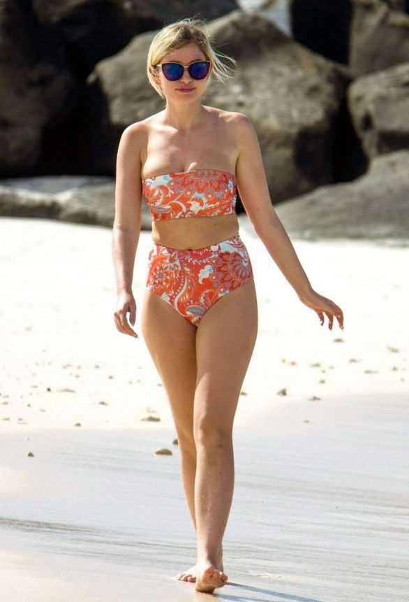 Amy Hart floral bikini ile Barbados'ta